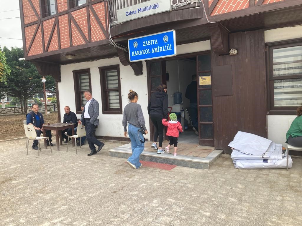 DÜZCE BELEDİYESİ ZABITA MÜDÜRLÜĞÜ EKİPLERİ, ŞEHİR MERKEZİNDE YAPILAN DENETİMLERDE VATANDAŞLARIN