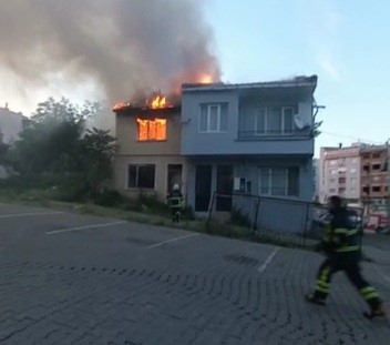 TEKİRDAĞ'IN SÜLEYMANPAŞA İLÇESİNDE ŞEHRİN MERKEZİNDE BULUNAN METRUK BİNA ALEV ALEV