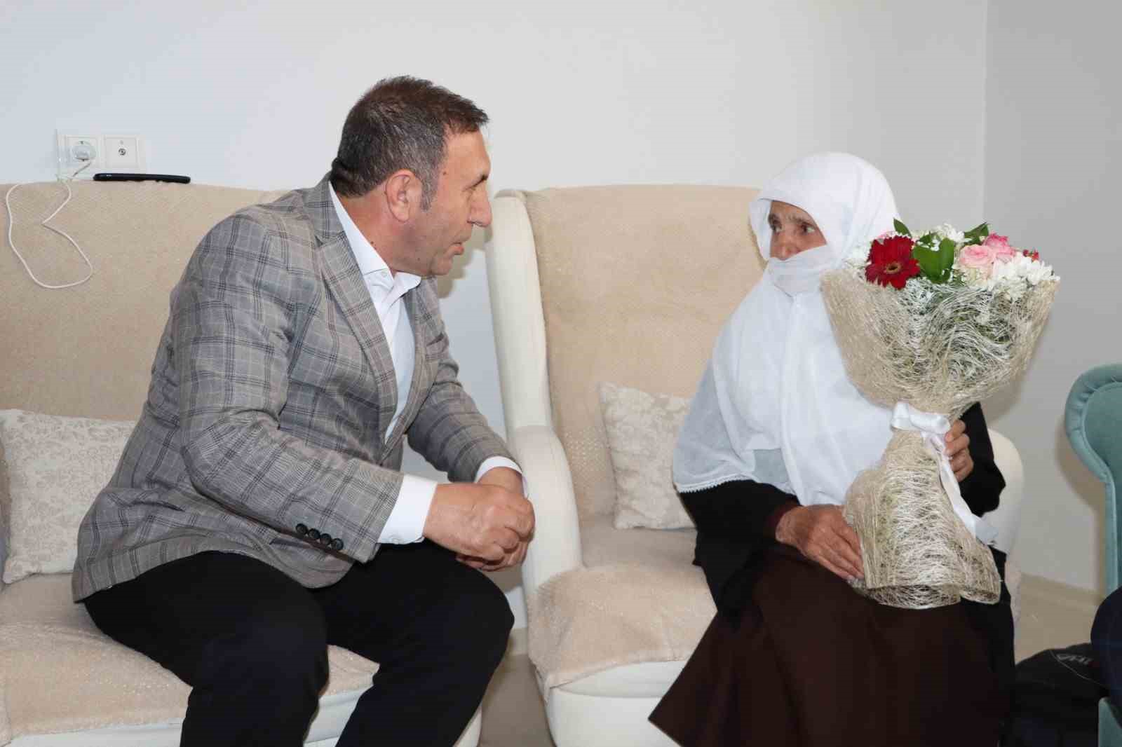 AİLE SOSYAL HİZMETLER İL MÜDÜRÜ AYDIN POLAT VE BERABERİNDEKİLER ANNELER