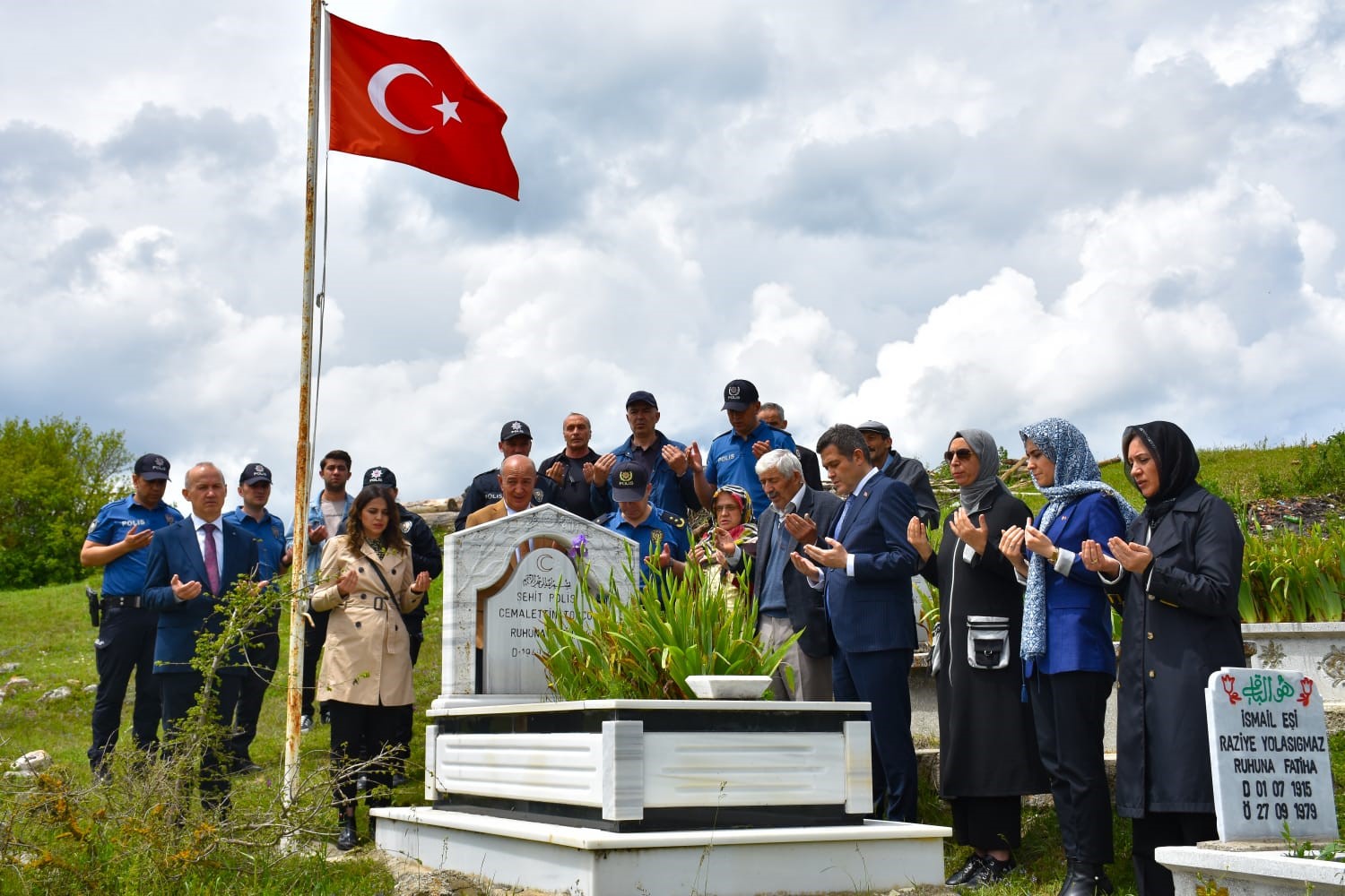 KASTAMONU’DA ŞEHİT CEMALETTİN TOPÇU ŞAHADETİNİN 46. YILINDA KABRİ BAŞINDA ANILDI.