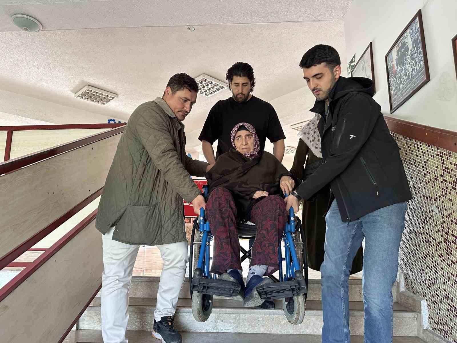 KIBRIS ŞEHİDİNİN EŞİ 72 YAŞINDAKİ YÜRÜME ENGELİ BULUNAN HANIM TEKİN,