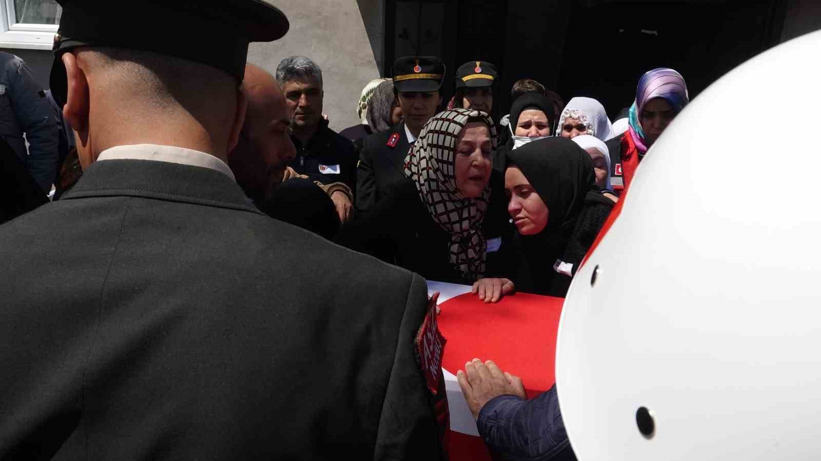 ŞEHİDİN TABUTUNA SARILAN NİŞANLISI, ANNESİ VE YAKINLARI GÖZYAŞLARINA HAKİM OLAMADI.