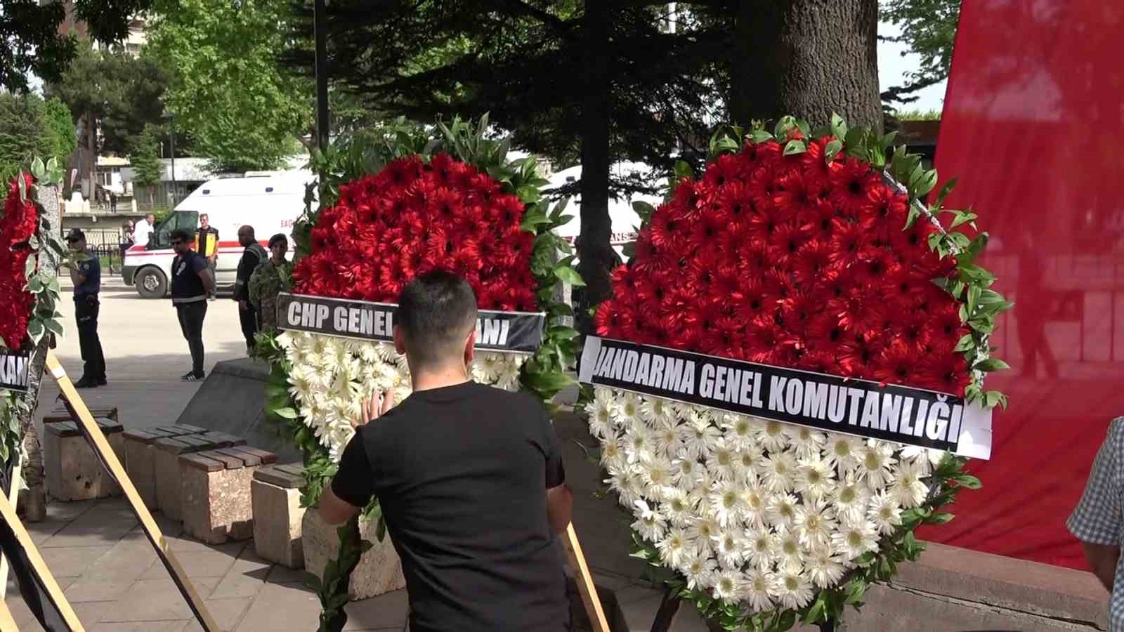 ŞEHİT YAKINLARI KILIÇDAROĞLU'NUN ÇELENGİNİ PARÇALADI