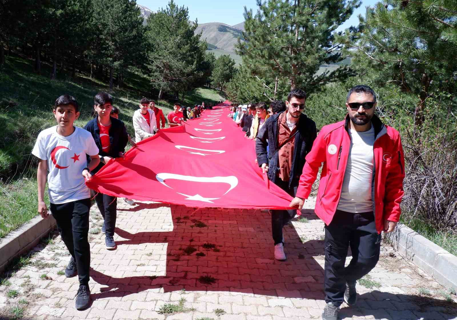 GENÇLER, ERZURUM'DA PALANDÖKEN ZİRVESİNE 150 METRELİK TÜRK BAYRAĞI İLE BİRLİKTE