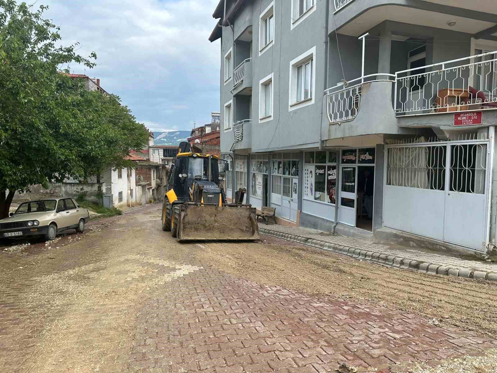 SELENDİ GENELİNDE ETKİLİ OLAN ŞİDDETLİ YAĞIŞIN ARDINDAN MÜNFERİT NOKTALARDA OLUŞAN