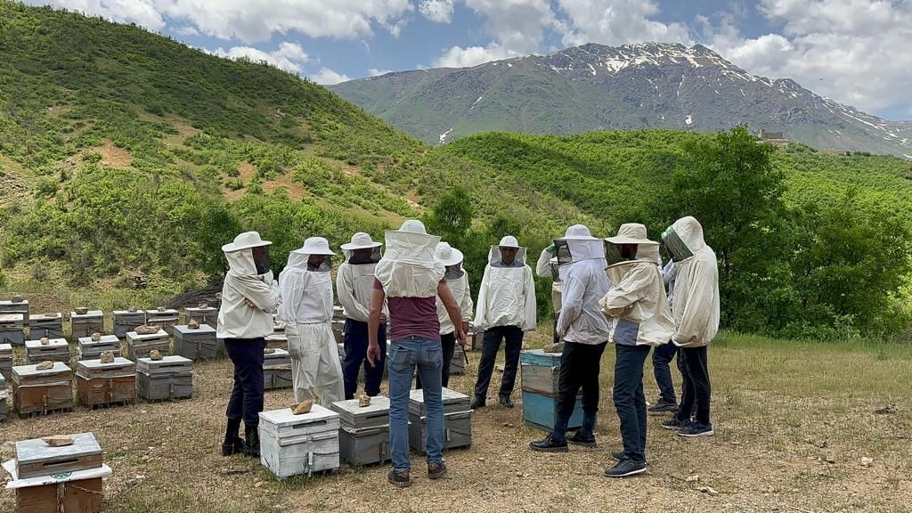 HAKKARİ'NİN ŞEMDİNLİ HALK EĞİTİM MERKEZİ MÜDÜRLÜĞÜ BÜNYESİNDE AÇILAN ARICILIK KURSUNA