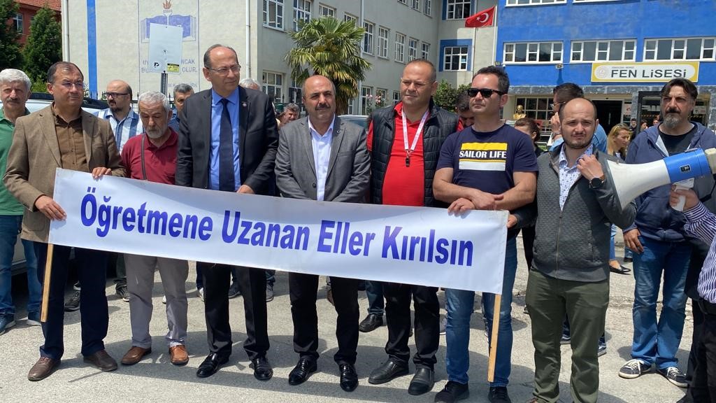 ZONGULDAK'TA DÖRT SENDİKA BAŞKANI OKUL BAHÇESİNDE DARP EDİLEN ÖĞRETMENE DESTEK