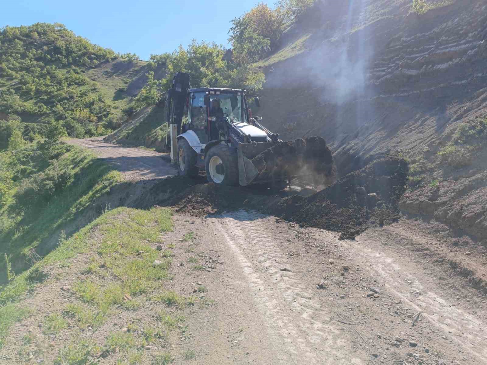 ŞIRNAK'IN ULUDERE İLÇESİNE BAĞLI ŞENOBA BELDESİNDEKİ ONBUDAK KÖY YOLU ULAŞIMA