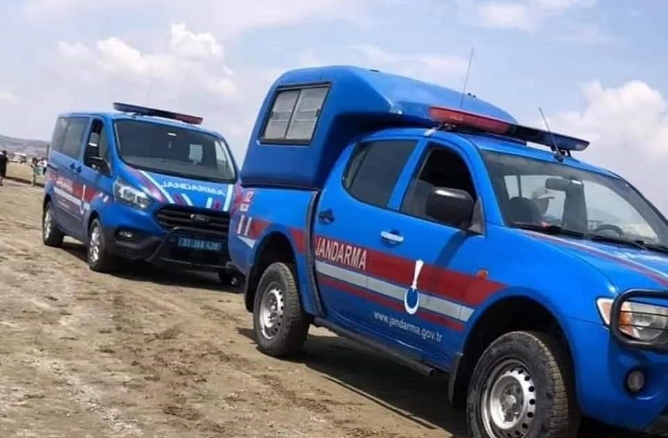 HATAY'DA SERİNLEMEK İÇİN DENİZE GİREN BİR KİŞİ VATANDAŞLAR TARAFINDAN KURTARILIP
