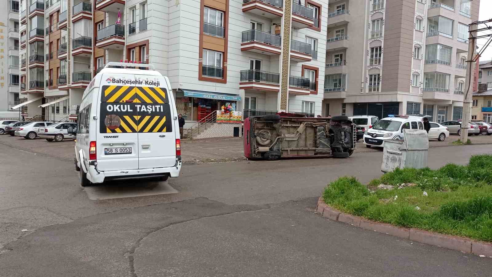 SİVAS’TA SERVİS ARACININ MİNİBÜSLE ÇARPIŞMASI SONUCU KAZA MEYDANA GELDİ, 5