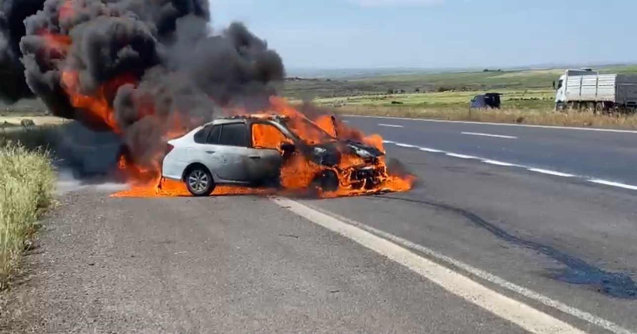 ŞANLIURFA’NIN SİVEREK İLÇESİNDE SEYİR HALİNDE BULUNAN OTOMOBİL ANİDEN YANMAYA BAŞLADI.