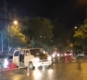 KONYA’DA SEÇİM ZAFERİ KUTLAMALARI SIRASINDA BİR KİŞİ, KAPISI AÇIK OLAN