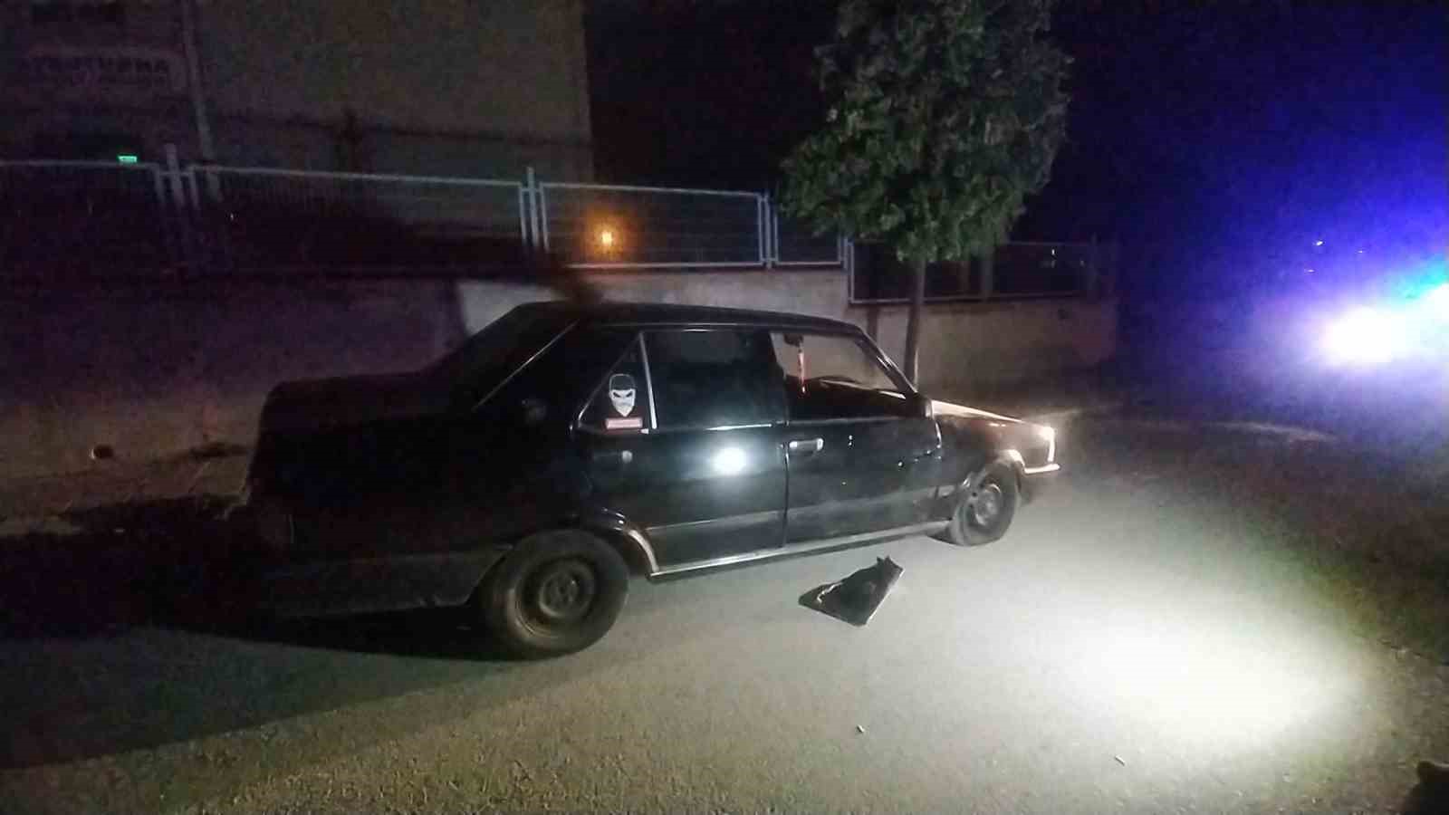 ÇORUM'DA BİR OTOMOBİL SEYİR HALİNDEYKEN KİMLİĞİ BELİRSİZ KİŞİ YADA KİŞİLERCE