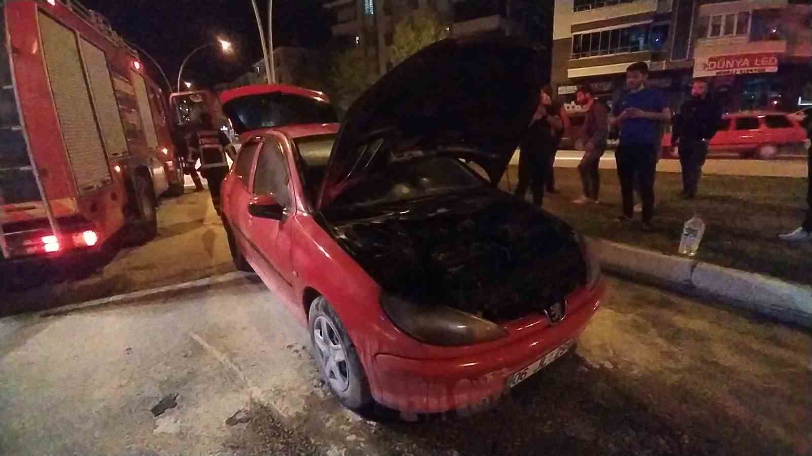 ÇORUM'DA SEYİR HALİNDEKİ BİR OTOMOBİLİN MOTOR KISMINDA YANGIN ÇIKTI. YANGIN