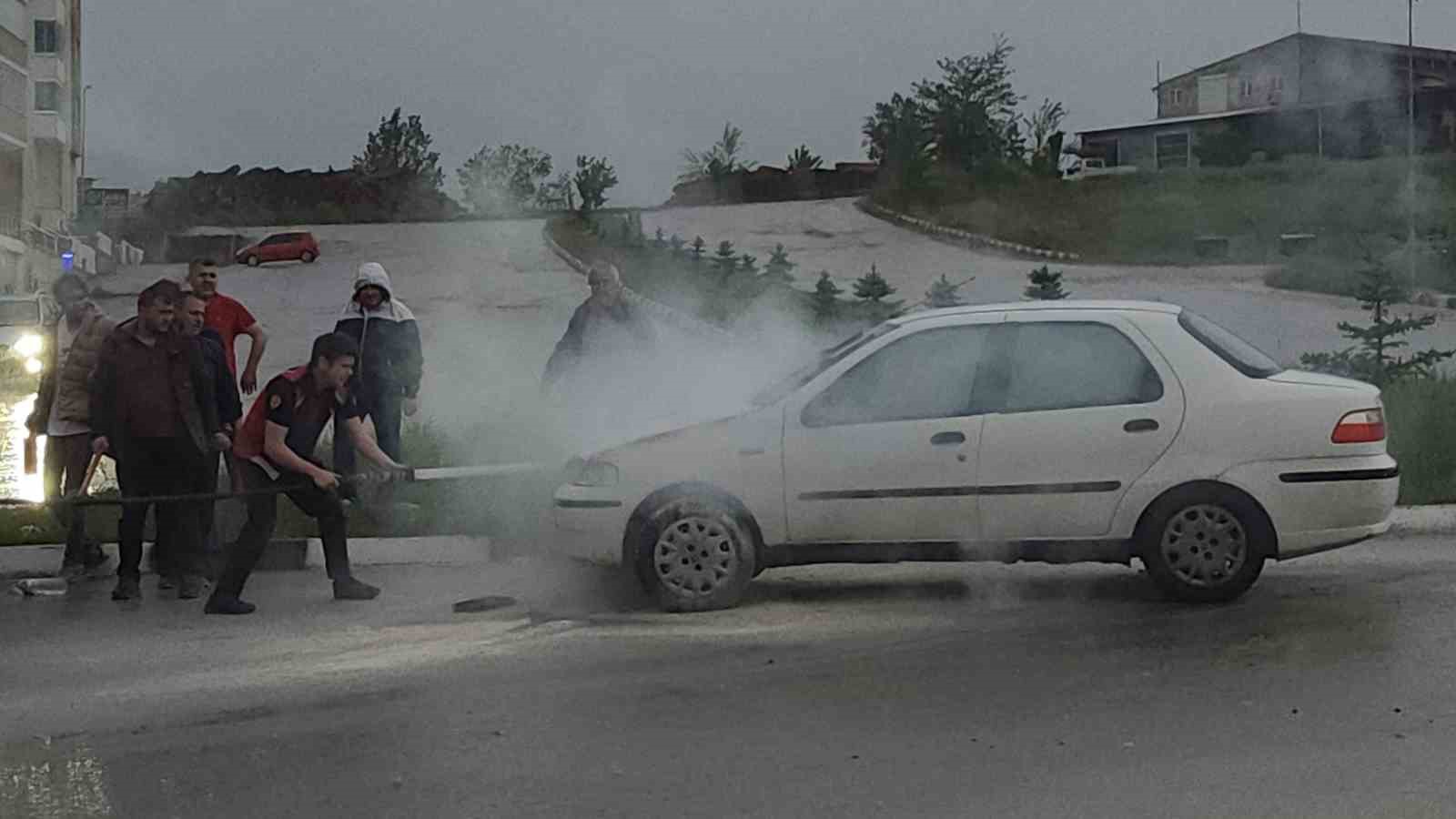 KARABÜK'ÜN SAFRANBOLU İLÇESİNDE SEYİR HALİNDEKİ OTOMOBİLİN MOTOR KISMINDAN ÇIKAN DUMANLAR