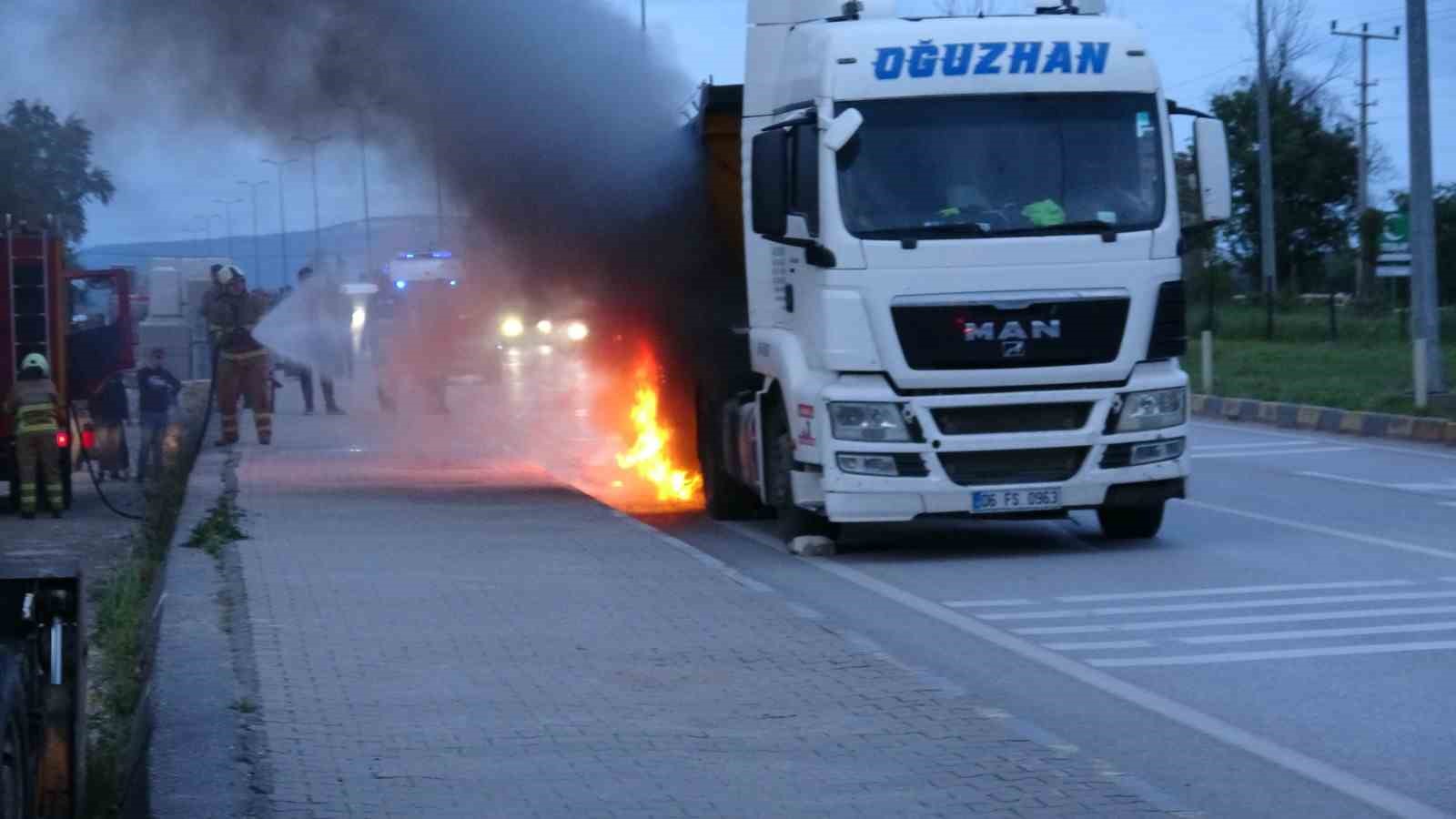 KARABÜK'ÜN SAFRANBOLU İLÇESİNDE SEYİR HALİNDEKİ TIRIN DORSE LASTİKLERİ ALEV ALARAK