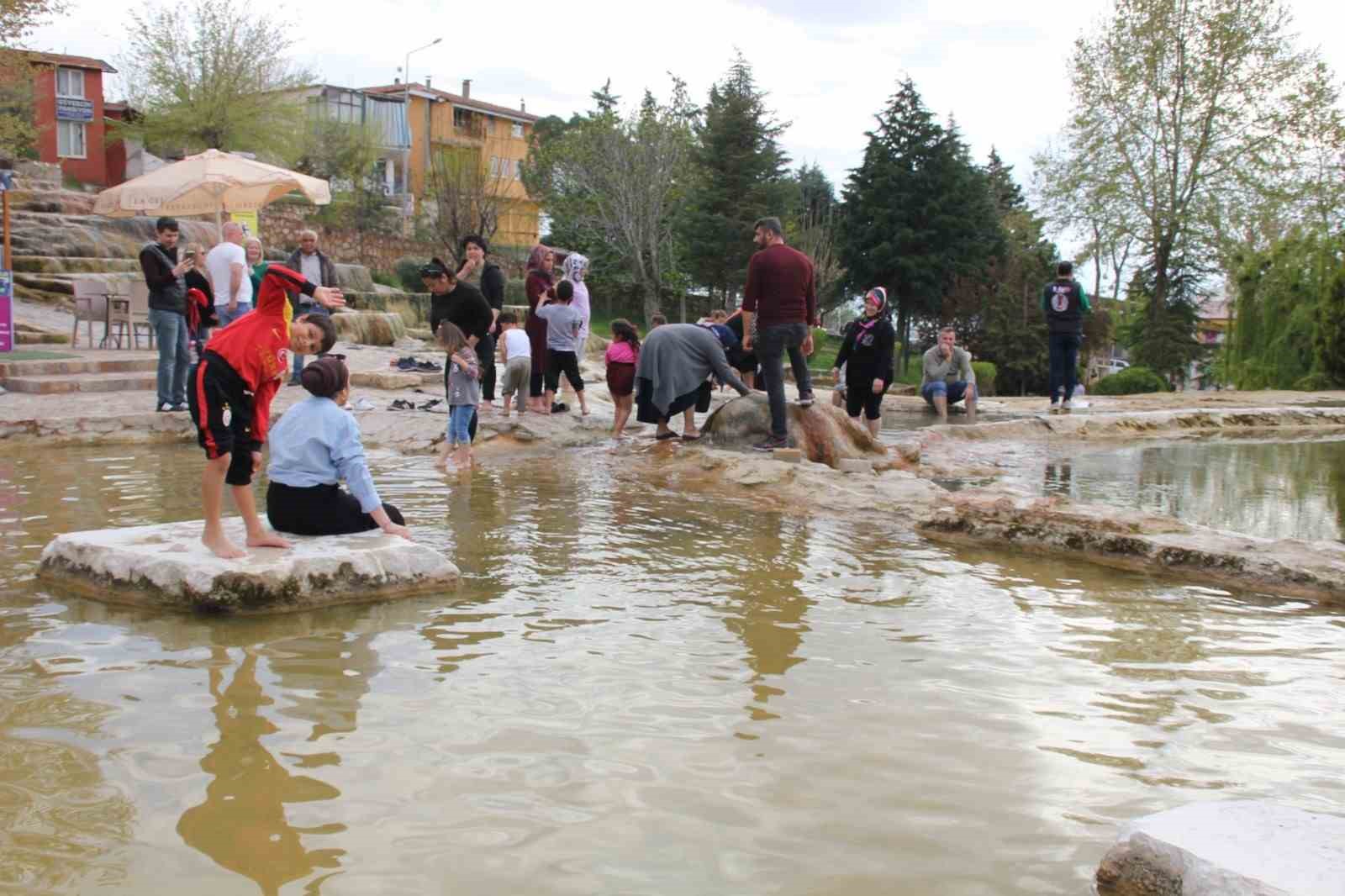 DENİZLİ'NİN PAMUKKALE İLÇESİNDE ŞİFALI KIRMIZI SUYU VE KAPLICALARIYLA ÜNLÜ KARAHAYIT