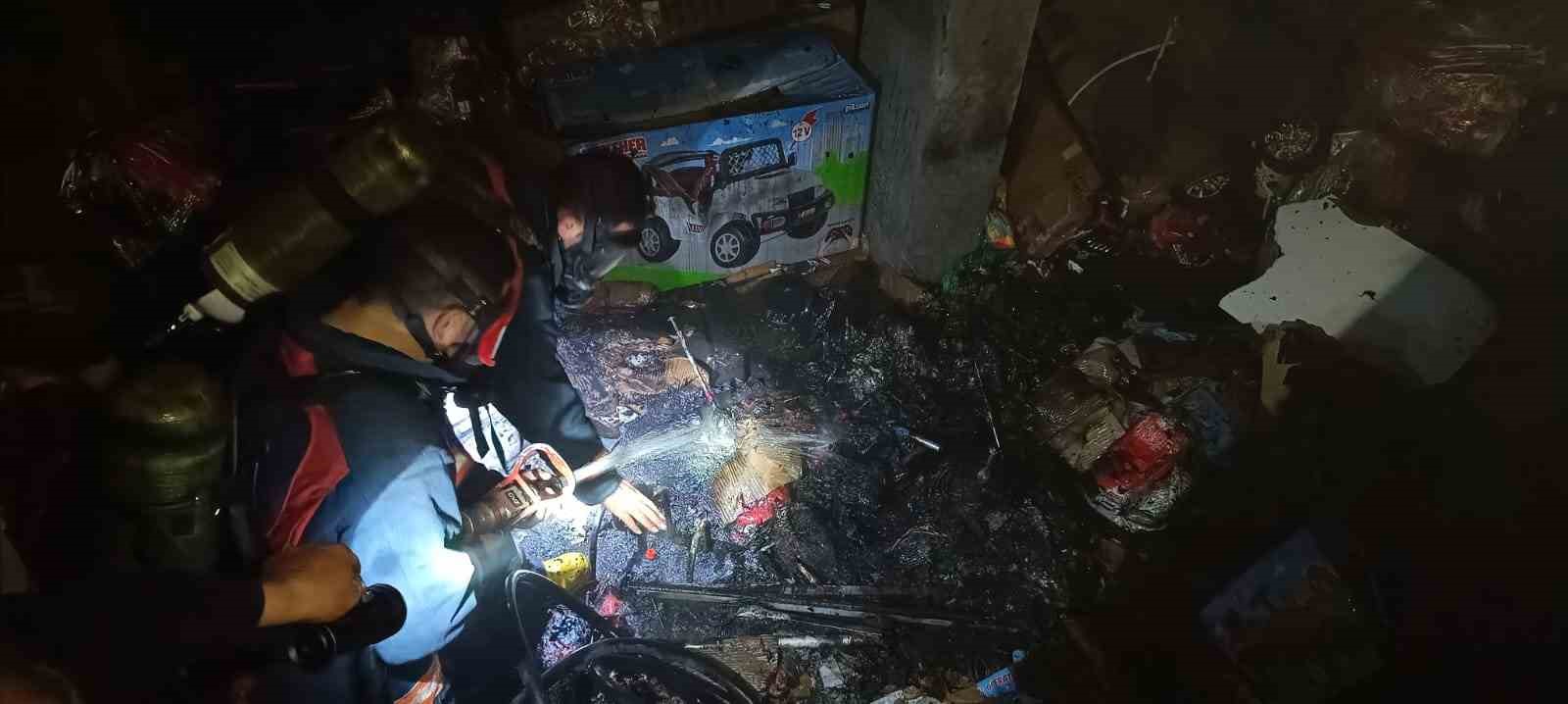 SİİRT’TE OYUNCAKÇI DÜKKÂNINDA ÇIKAN YANGINDA 20 AKÜLÜ ARAÇ YANARAK KULLANILAMAZ