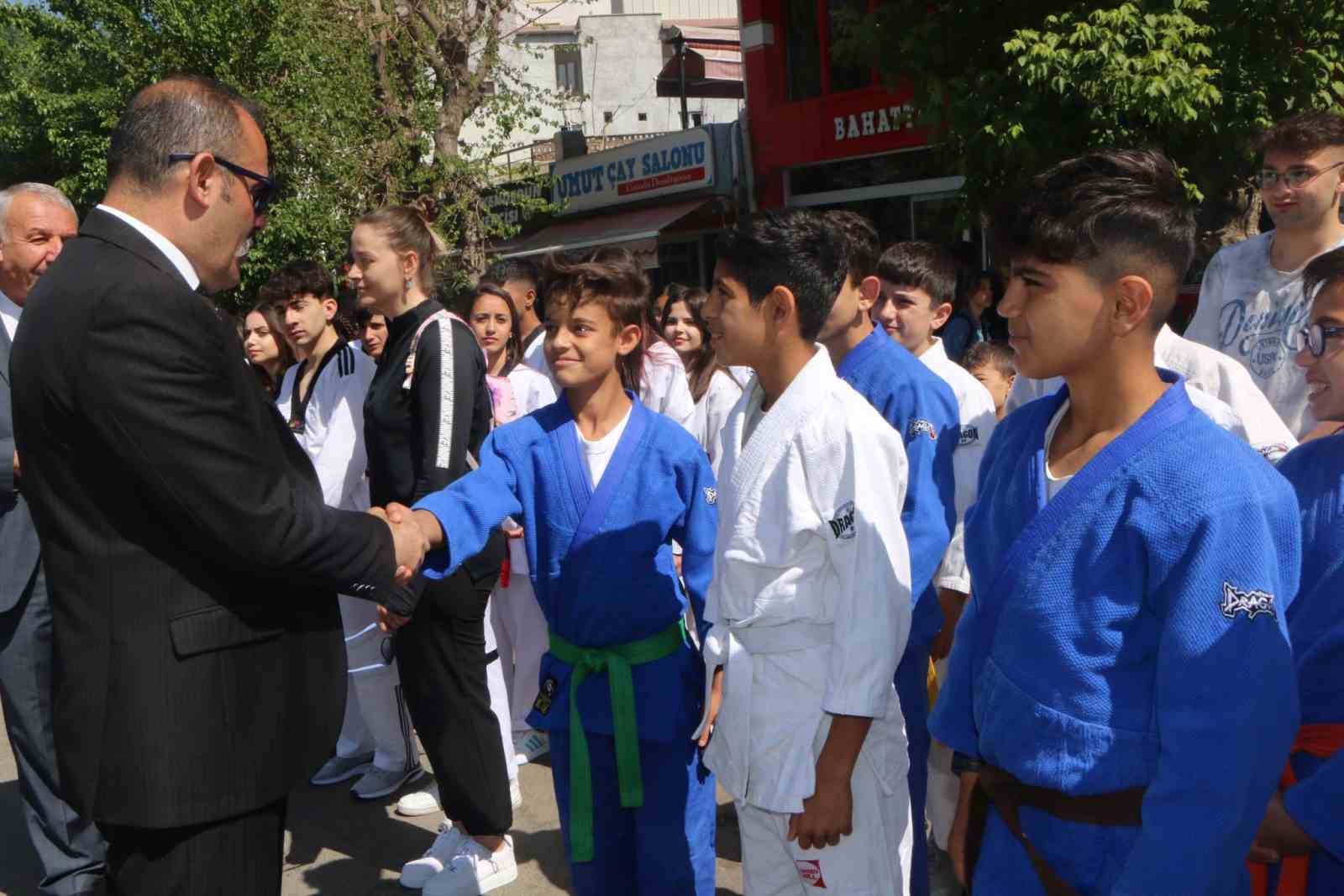 SİİRT’TE 19 MAYIS ATATÜRK’Ü ANMA, GENÇLİK VE SPOR BAYRAMI İLE