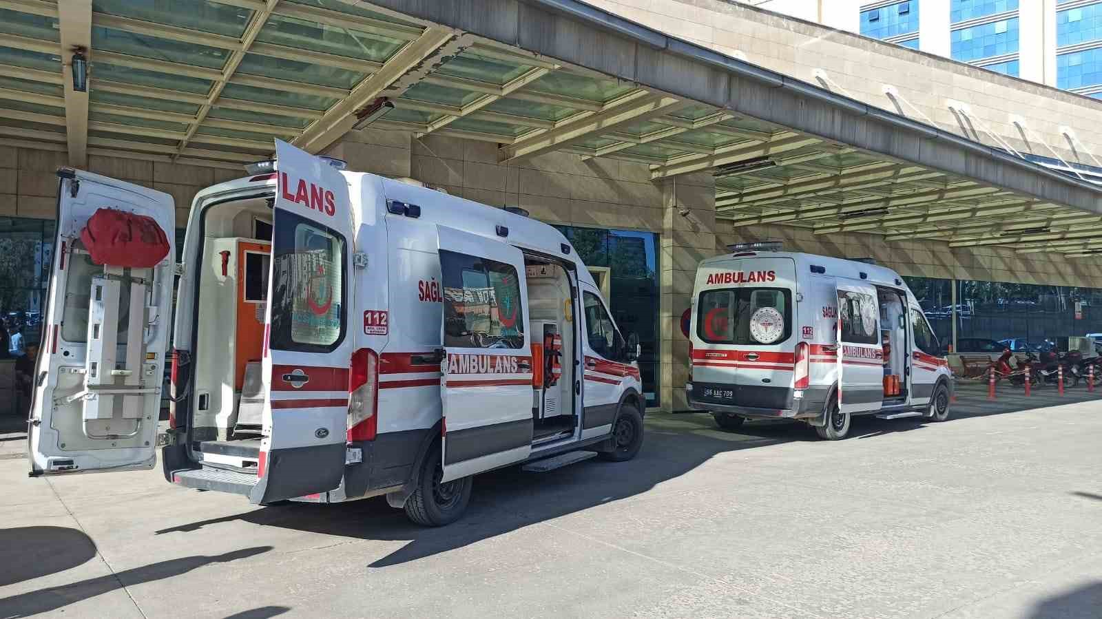 YARALILAR, YAPILAN İLK MÜDAHALENİN ARDINDAN SİİRT EĞİTİM VE ARAŞTIRMA HASTANESİ'NE