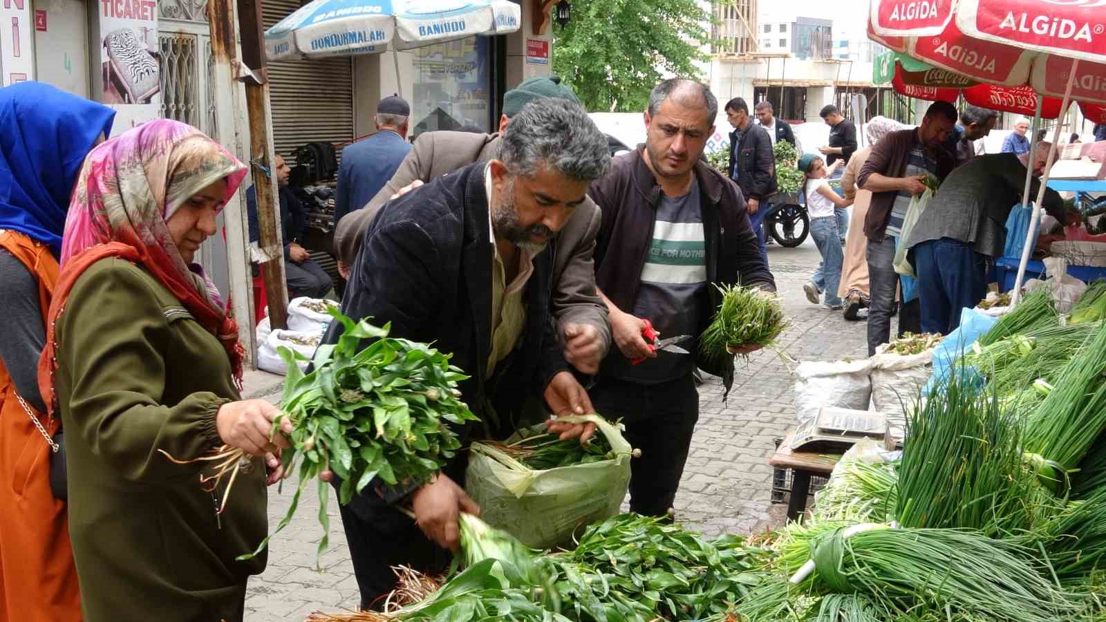 SİİRT'TE KENGER VE SİRİK OTU TEZGAHLARDA YERİNİ ALDI