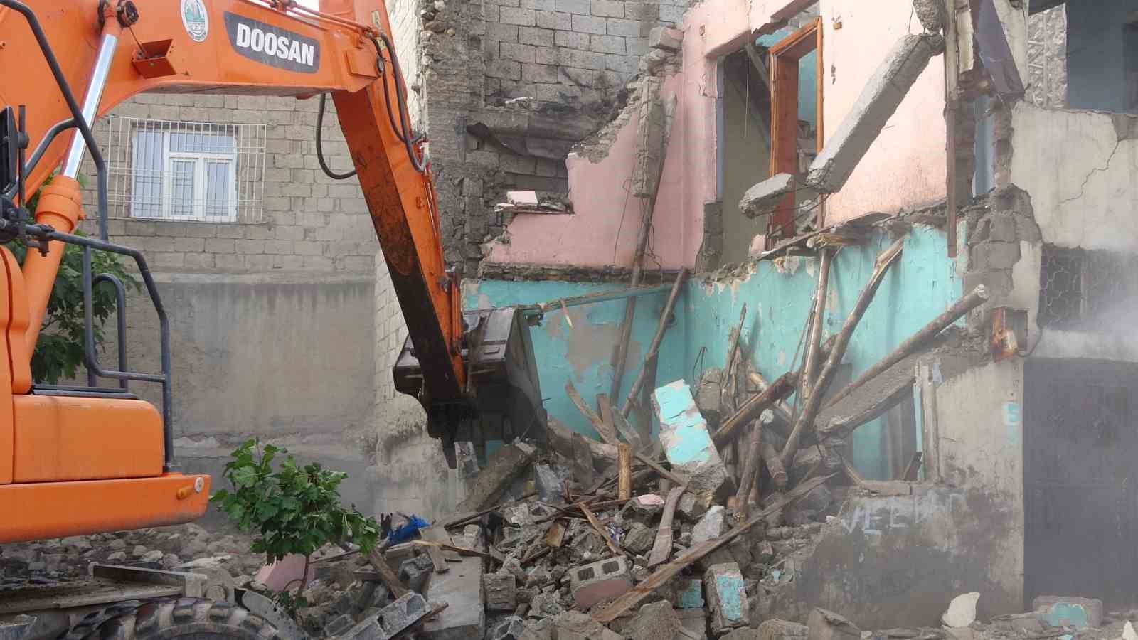 SİİRT'TE KENTSEL DÖNÜŞÜM KARAKOL MAHALLESİ’NDE BAŞLAYAN İLK YIKIM İLE BAŞLADI.