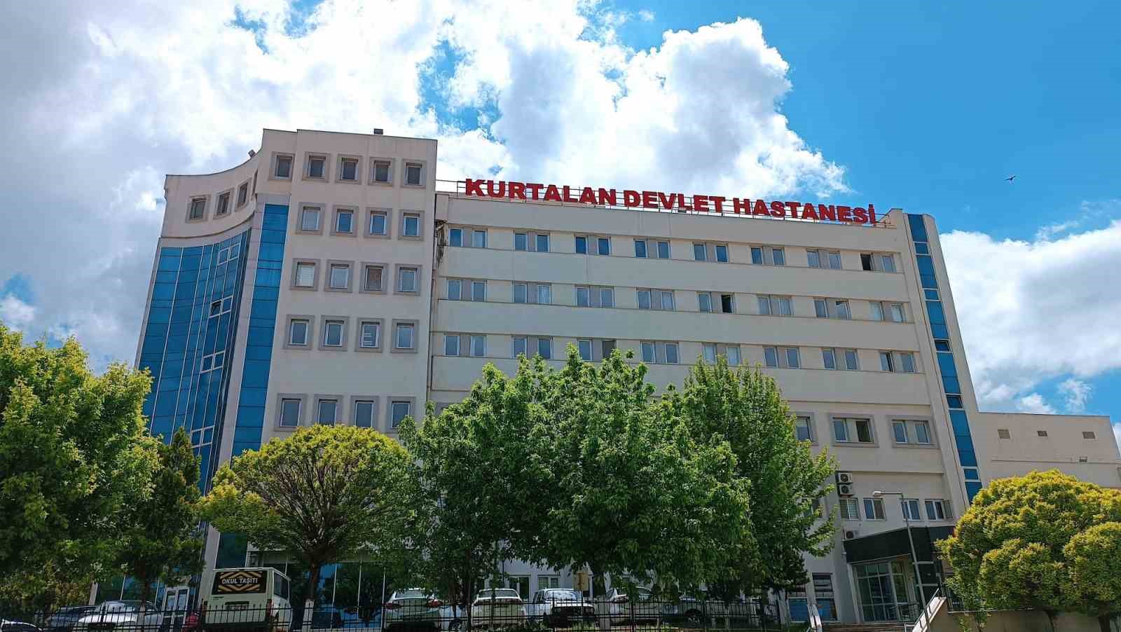 SİİRT’TE DİREKSİYON HAKİMİYETİNİ KAYBEDEN OTOMOBİL SÜRÜCÜ ŞARAMPOLE YUVARLANDI. MEYDANA GELEN
