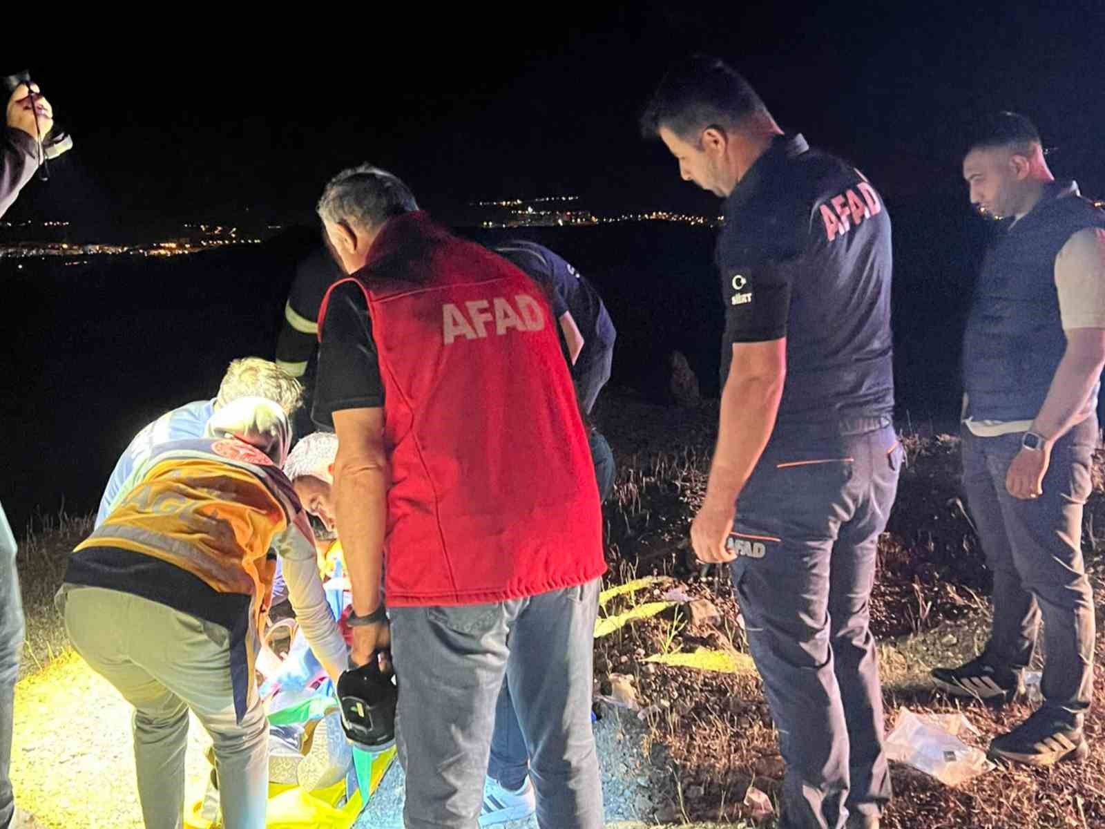 SİİRT'TE GECE YARISI DİREKSİYON HAKİMİYETİNİ KAYBEDEN OTOMOBİLİN TAKLA ATMASI SONUCU