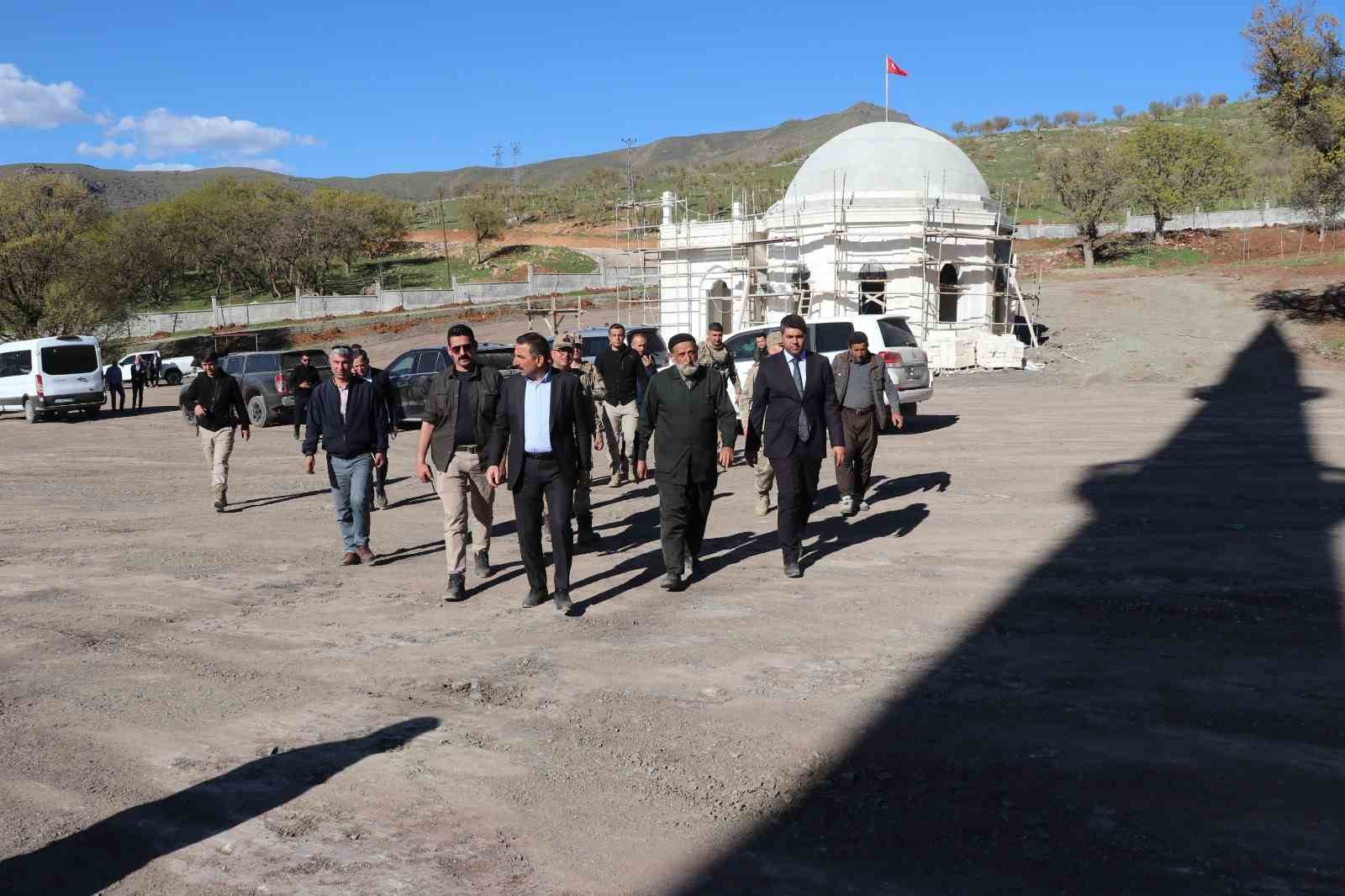 SİİRT'İN PERVARİ İLÇESİNE 7 KİLOMETRE UZAKLIKTA YUKARIBALCILAR KÖYÜNDE MAKAMI BULUNAN