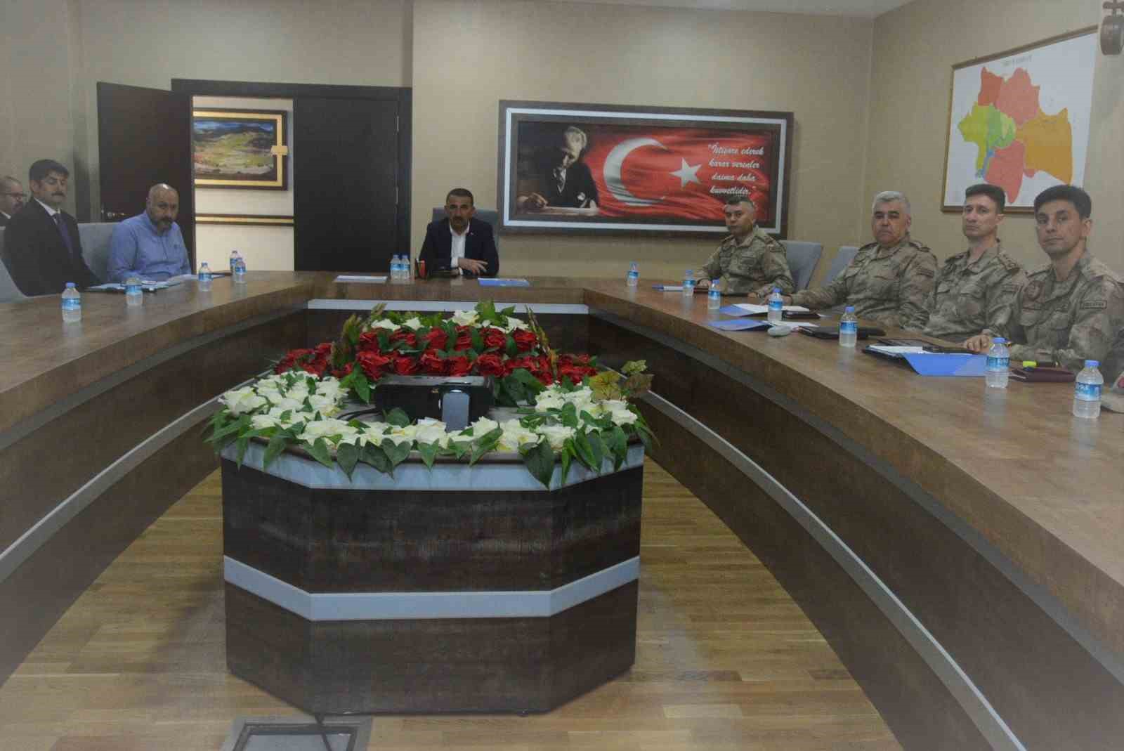 SİİRT'TE SEÇİM GÜVENLİĞİ TOPLANTISI, VALİ OSMAN HACIBEKTAŞOĞLU BAŞKANLIĞINDA GERÇEKLEŞTİRİLDİ.