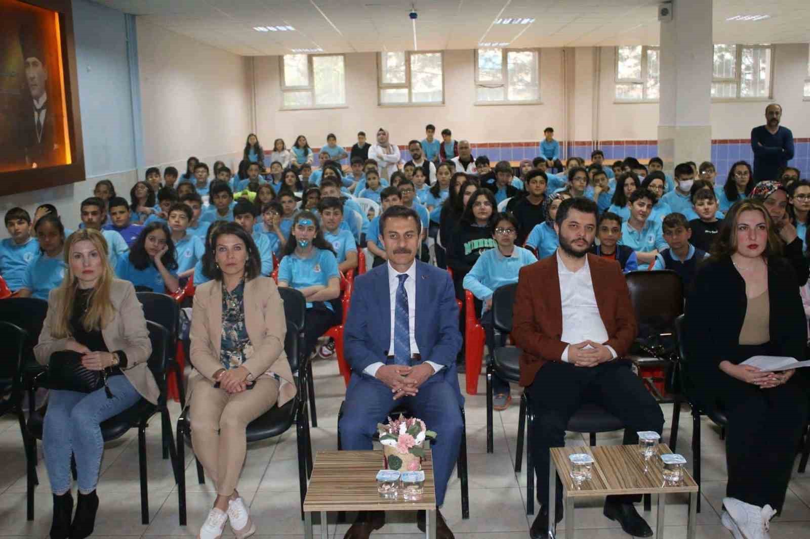 ÂŞIK VEYSEL, TÜRKÜLERİYLE ANILDI