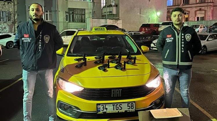 Silah ticari yapan taksici gözaltına alındı Beyoğlu İlçe Emniyet Müdürlüğü ekipleri, E-5 Halcıoğlu’nda silah ticareti yapılan