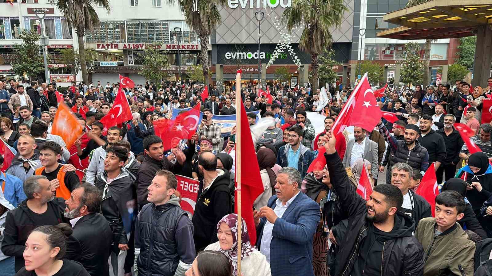 SİLİVRİ VE ARNAVUTKÖY'DE KESİN OLMAYAN SONUÇLARA VATANDAŞLAR KUTLAMALARA BAŞLANDI.
