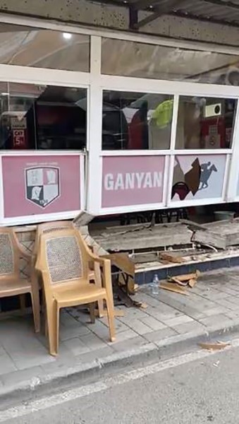 SİLİVRİ’DE DİREKSİYON HAKİMİYETİNİ KAYBEDEN KADIN SÜRÜCÜ ARACIYLA GANYAN BAYİİNE ÇARPTI