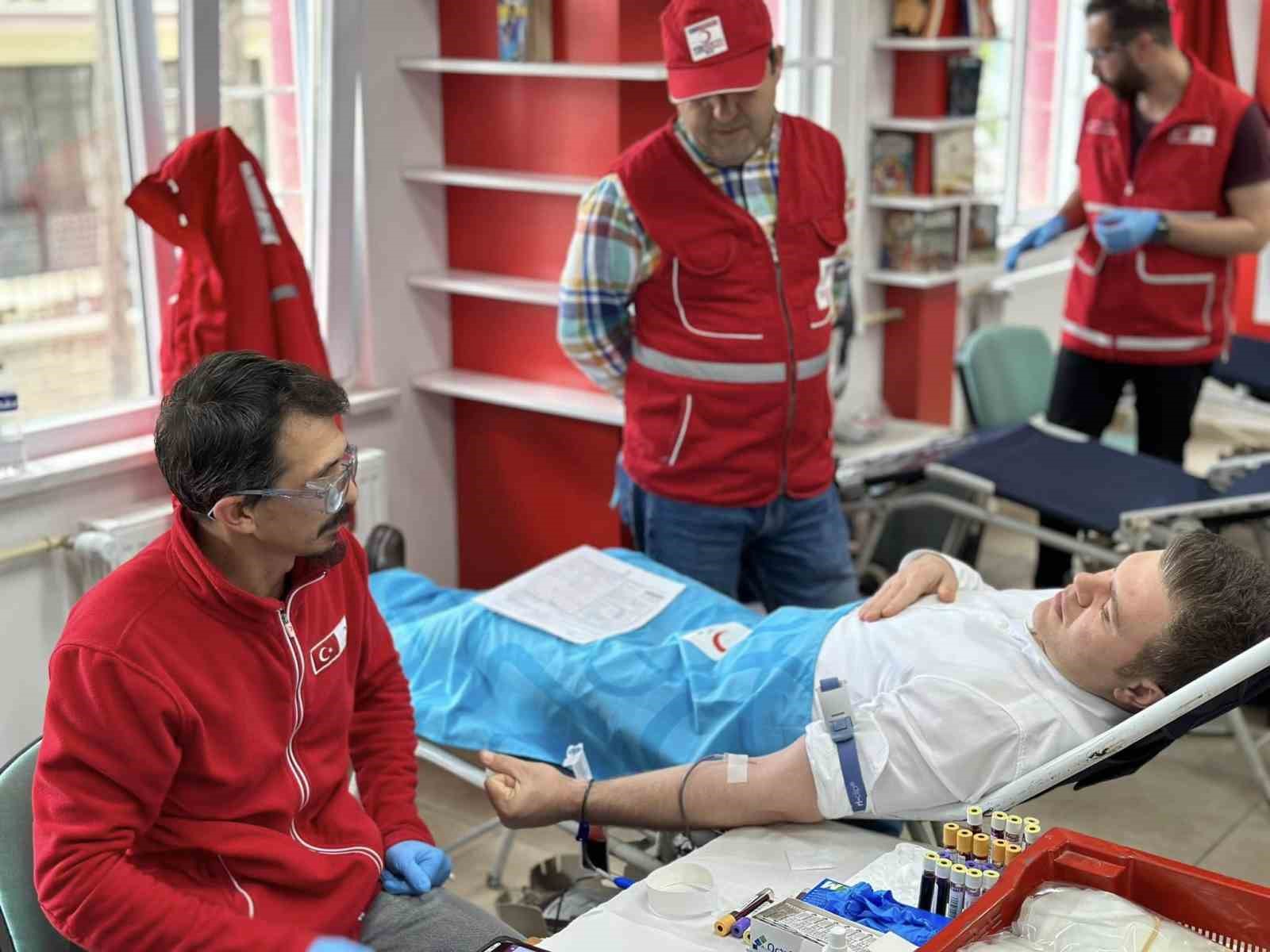 SİMAV KAYMAKAMI KARALOĞLU, KAN BAĞIŞINDA BULUNDU