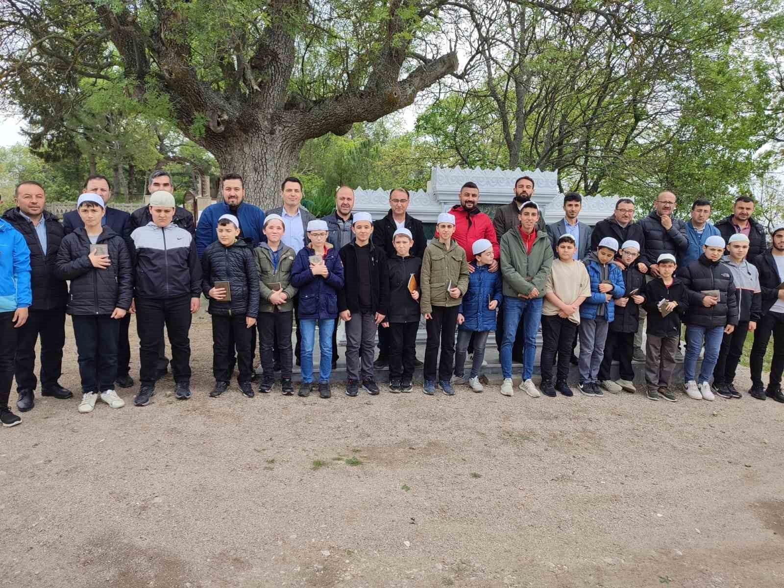 SİMAV’DA GELENEKSEL ÇEVRE HATMİNDE 30 HAFIZ GÖREV ALDI
