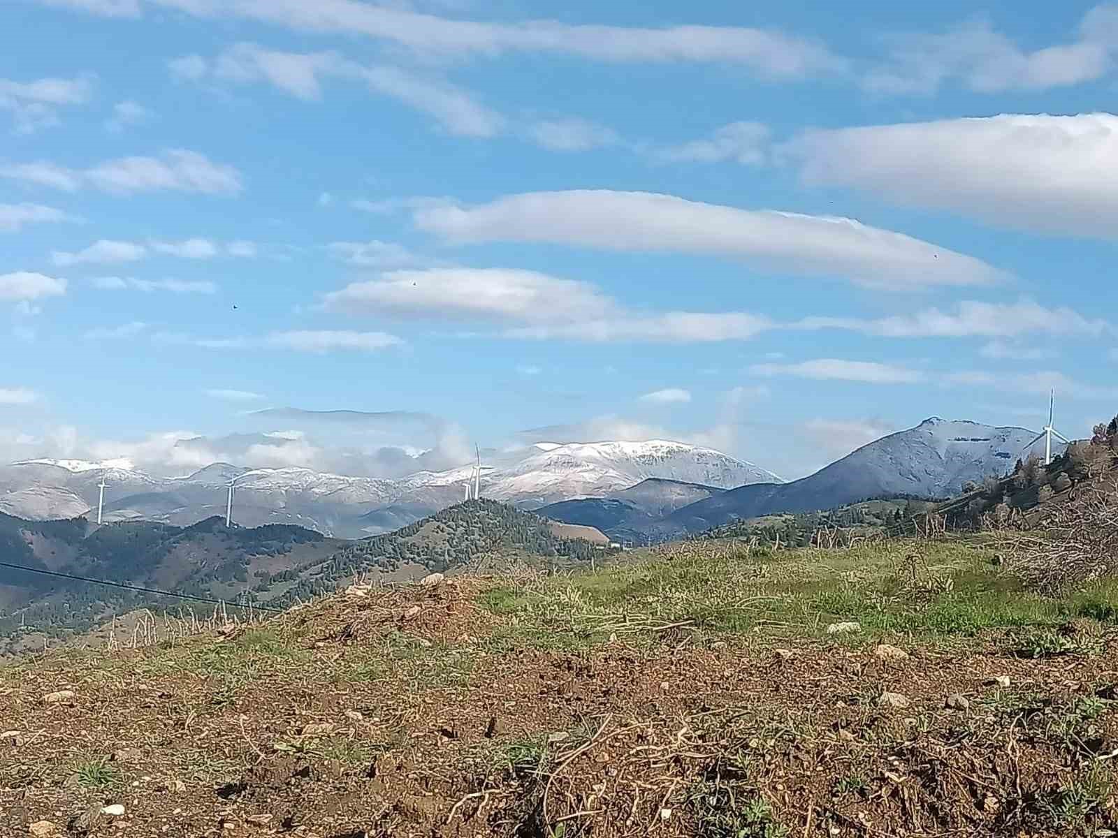 ADIYAMAN’IN SİNCİK İLÇESİNDE BULUNAN TÜRK DAĞI’NA MAYIS AYIDA KAR YAĞDI.