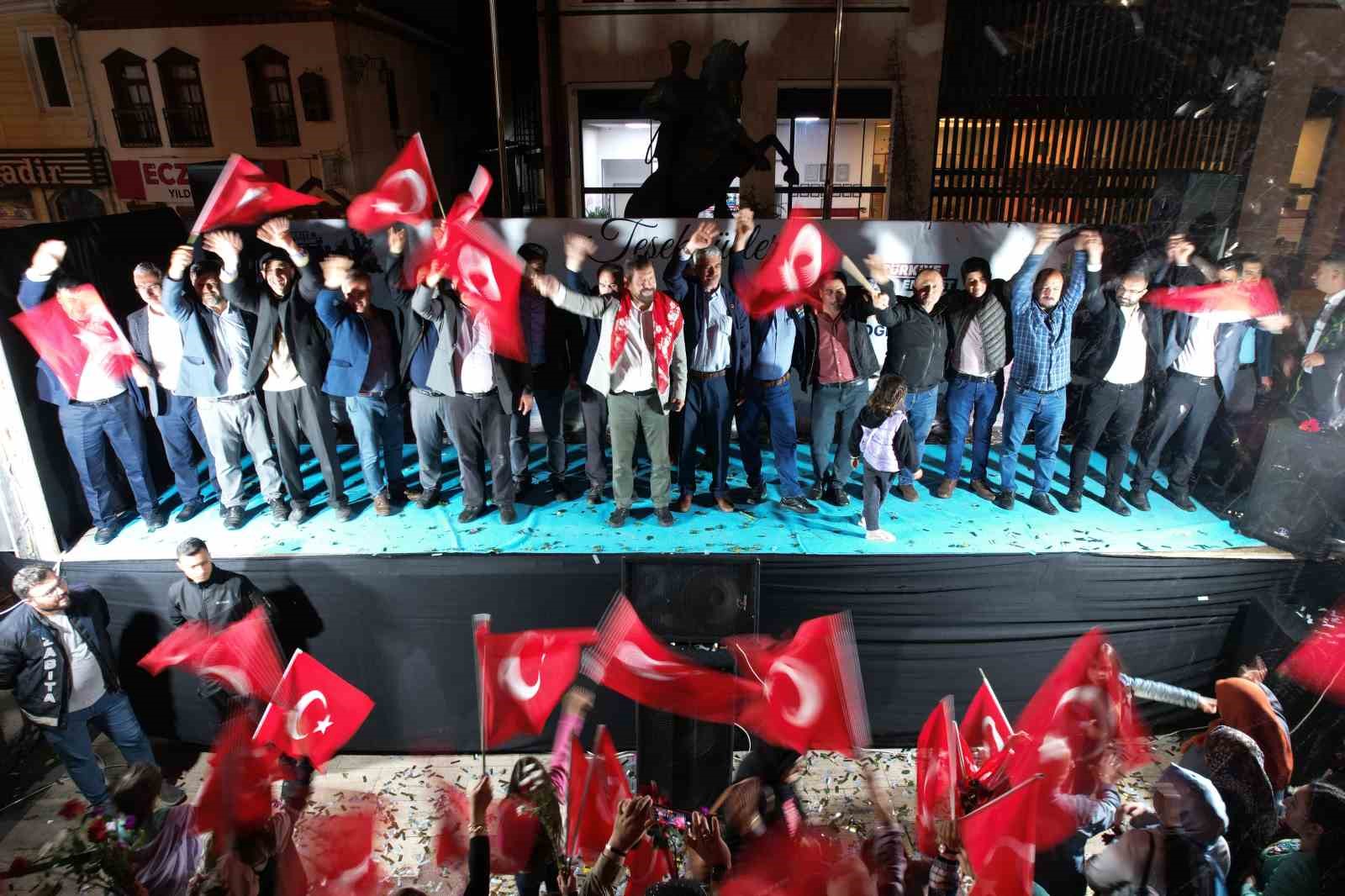 SINDIRGI’DA DEMOKRASİ ZAFERİ SOKAKLARA TAŞTI