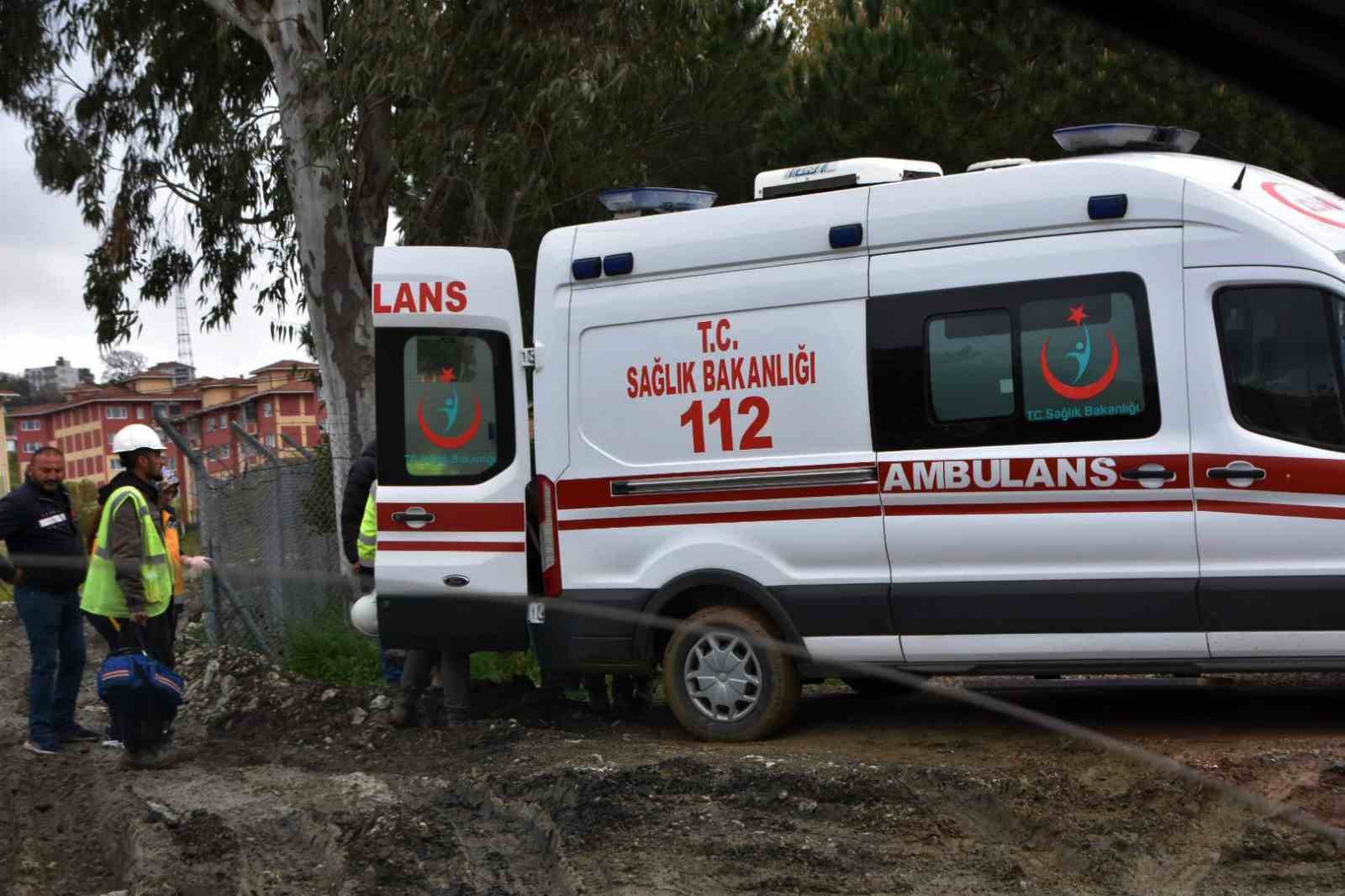 SİNOP’TA İNŞAATTA ÇALIŞIRKEN 1,5 METRELİK YÜKSEKLİKTEN KAFA ÜSTÜ YERE DÜŞEN