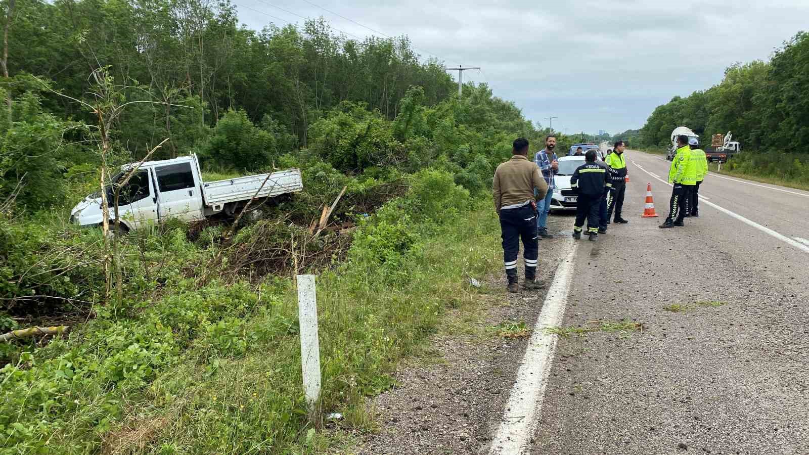 SİNOP’TA KONTROLDEN ÇIKAN KAMYONETİN YOL KENARINA SAVRULMASI SONUCU MEYDANA GELEN