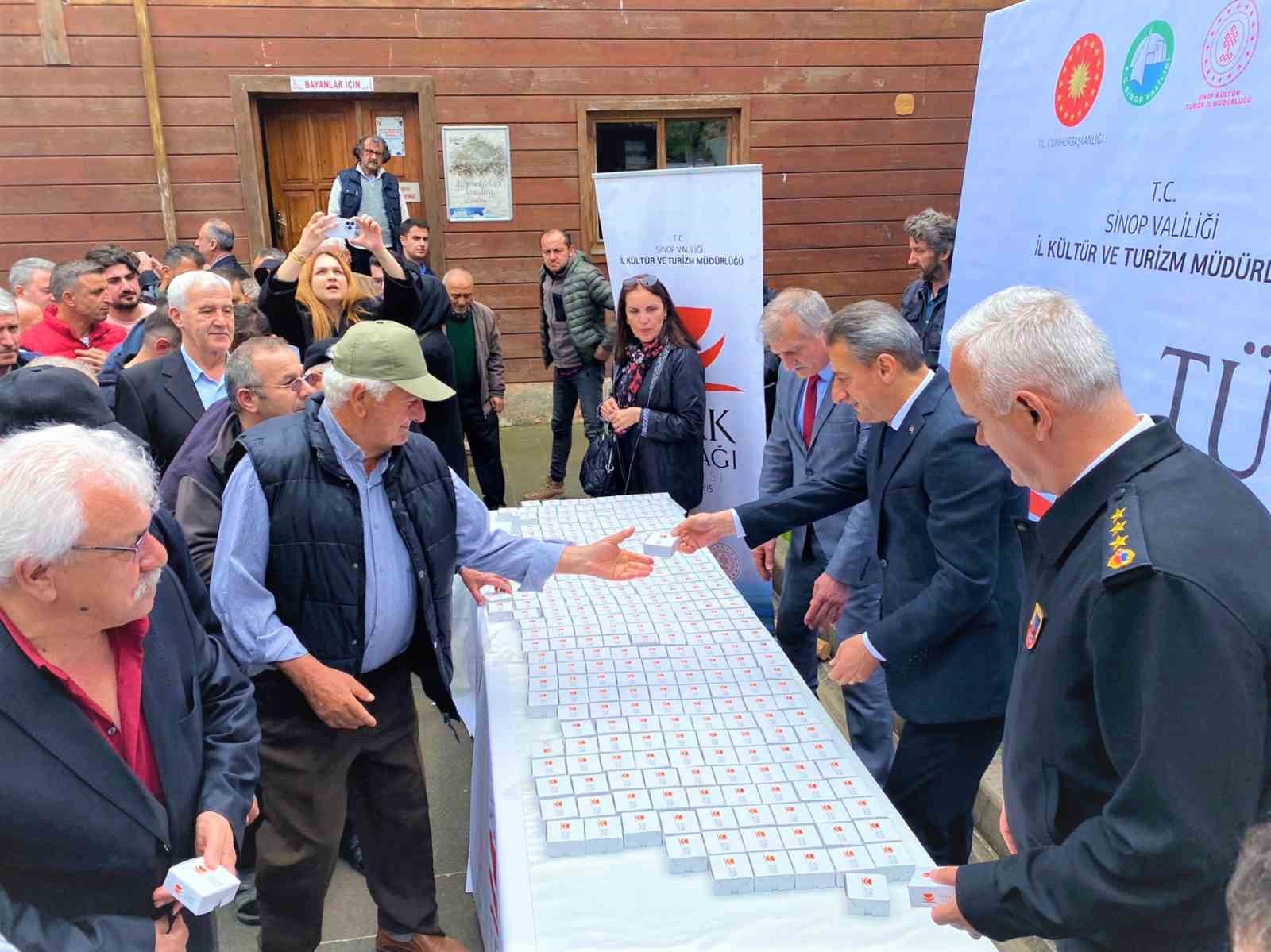 SİNOP’TA ‘TÜRK MUTFAĞI HAFTASI’ DOLAYISIYLA CUMA NAMAZI SONRASINDA İKRAMLIK DAĞITILDI