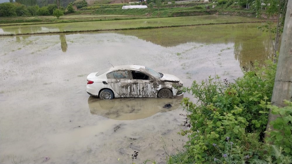 SİNOP’UN BOYABAT İLÇESİNDE VİRAJI ALAMAYAN OTOMOBİL SU DOLU ÇELTİK TARLASINA