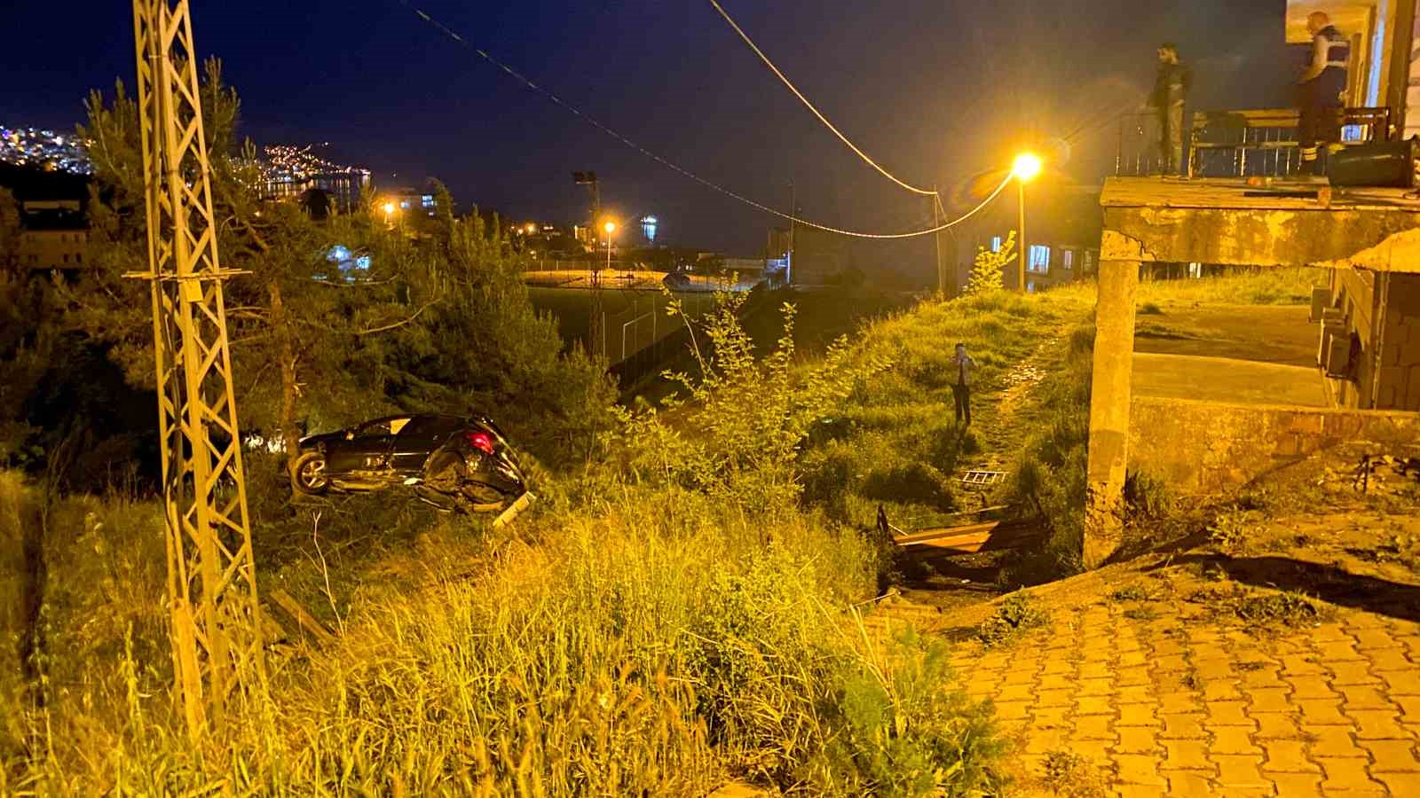 SİNOP'TA KONTROLDEN ÇIKAN OTOMOBİL YOL KENARINDA BULUNAN ORMANLIK ALANA DÜŞTÜ
