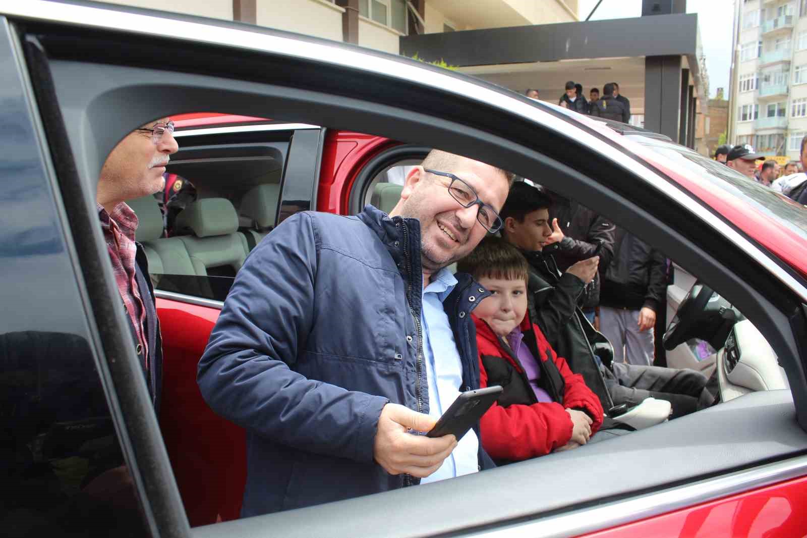 TÜRKİYE'NİN YERLİ OTOMOBİLİ TOGG T10X MODELİ SİNOP’TA MEYDANDA SERGİLENDİ (BERKAN
