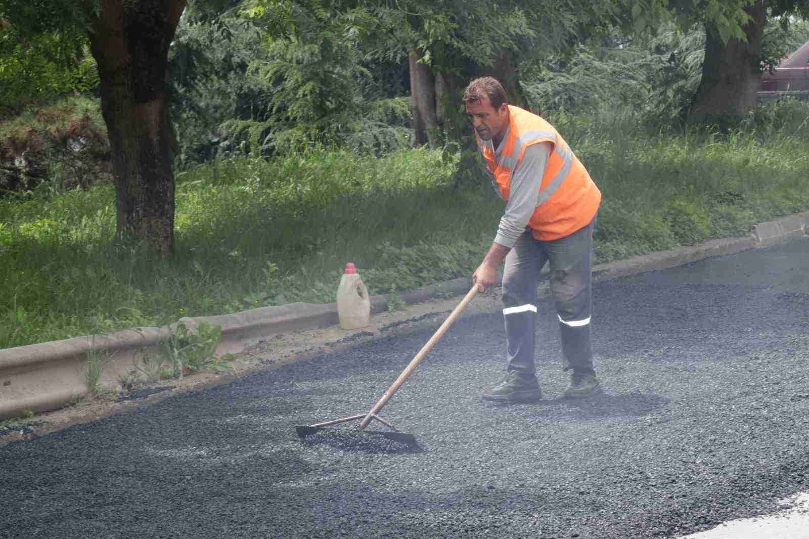 İZMİT BELEDİYESİ, ŞİRİNTEPE MAHALLESİ’NDE ASFALT YAMA ÇALIŞMALARINA DEVAM EDİYOR.