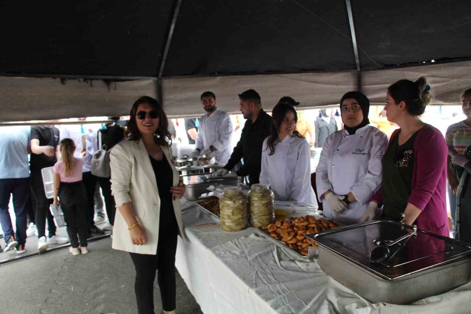 ŞIRNAK’IN GELENEKSEL YEMEKLERİNİN TANITILMASI İÇİN DÜZENLENEN VE ŞIRNAK KADINLARIN YAPTIĞI
