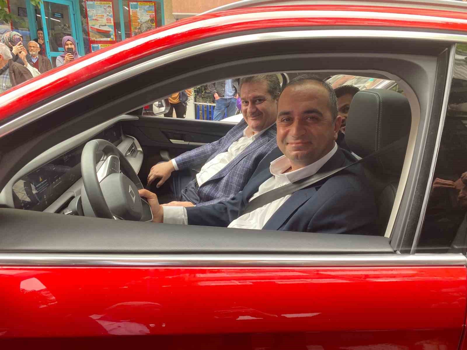 TÜRKİYE’NİN YERLİ VE MİLLİ OTOMOBİLİ TOGG’A ŞİŞLİ’DE VATANDAŞLAR YOĞUN İLGİ