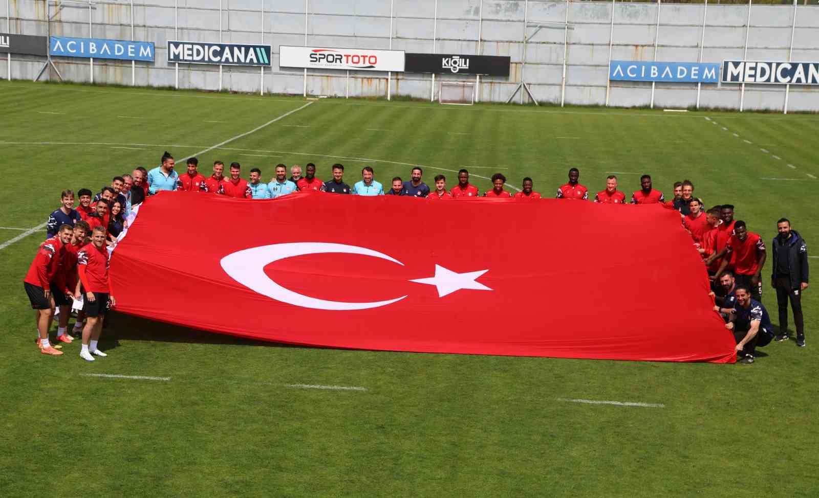 DG SİVASSPOR FUTBOL TAKIMI TEKNİK HEYETİ VE FUTBOLCULARI, 19 MAYIS