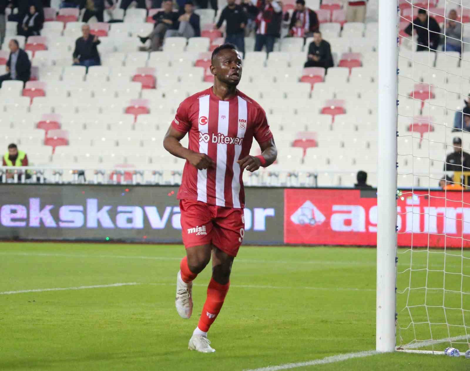 SİVASSPOR’UN FUTBOLCUSU LEKE JAMES, KONYASPOR İLE OYNANAN MÜSABAKADA ATTIĞI GOLLE