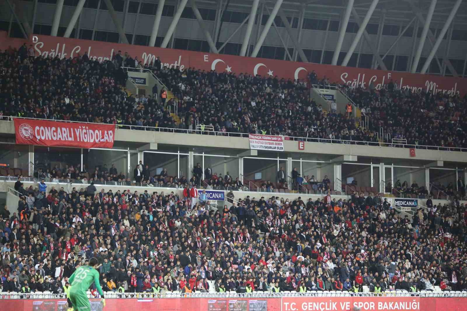 DG SİVASSPORLU TARAFTARLAR, FENERBAHÇE MAÇINA YOĞUN İLGİ GÖSTERDİ.